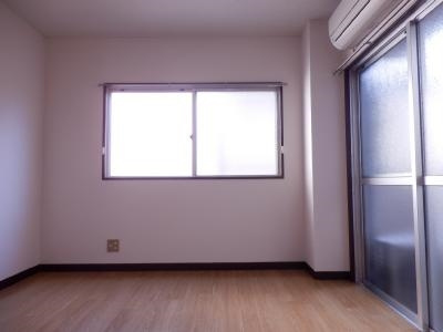 西田マンションの居間・リビング|洋室