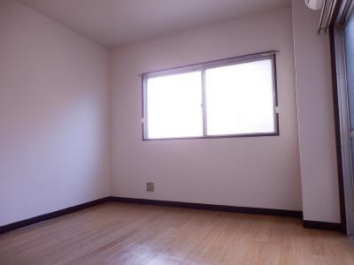 西田マンションの居間・リビング|洋室