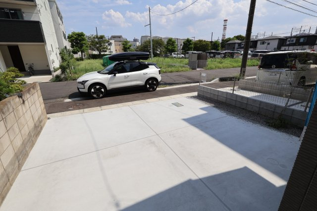 《仲介手数料無料》南区白幡６丁目1373-7(全1戸)新築一戸建てFelidiaGardenの駐車場|撮影日 2025年8月21日 13:20 晴れ