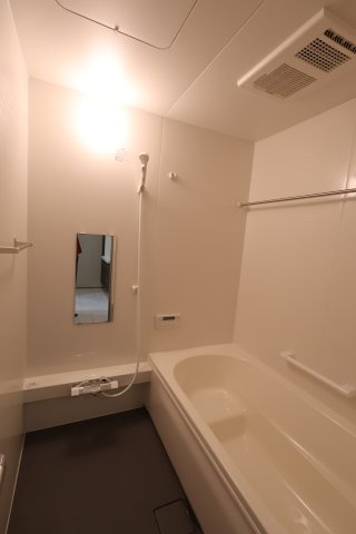 《仲介手数料無料》南区白幡６丁目1373-7(全1戸)新築一戸建てFelidiaGardenの浴室|撮影日 2025年8月21日 13:20 晴れ