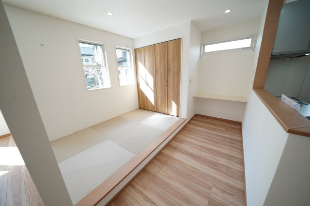 新築　高崎市江木町10区画　5号棟の居間・リビング|現地写真　落ち着きの畳コーナーは家族の団らん時間にぴったり♪