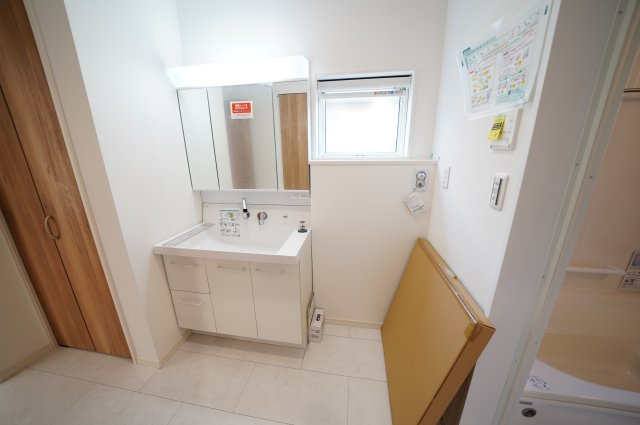 新築　高崎市江木町10区画　5号棟の独立洗面台|現地写真　ワイドサイズの洗面台は収納力も高くすっきり使えます！