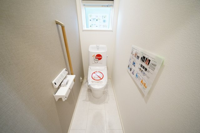 新築　高崎市江木町10区画　5号棟のトイレ|現地写真　白を基調としたさわやかなトイレは汚れがつきにくくお手入れもしやすいのが特徴♪
