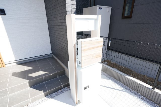 新築　高崎市江木町10区画　5号棟の玄関|現地写真　ポストと一体型のTVモニターホンでセキュリティ安心！便利な宅配ボックスも付いています！					