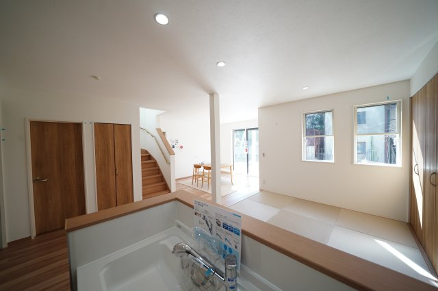 新築　高崎市江木町10区画　5号棟の居間・リビング|現地写真　19.2帖の明るく広々としたリビングはゆったりくつろげそうです♪							
