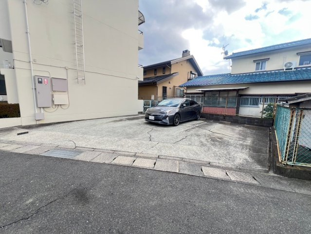 アーニスト野中の駐車場