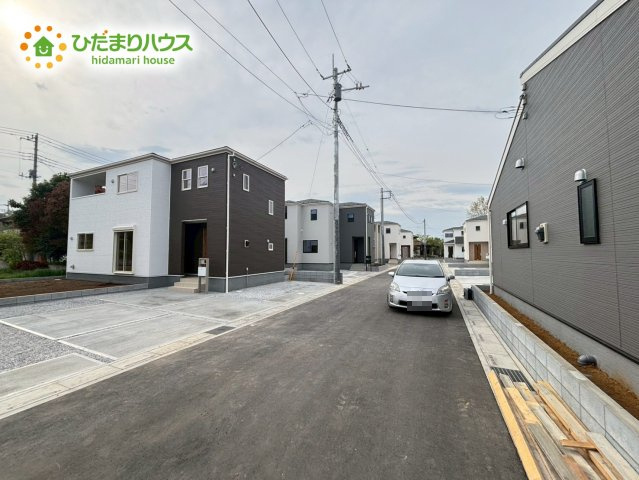 深谷市小前田　第4　新築一戸建て　リーブルガーデン　02の前面道路含む現地写真|前面道路幅6ｍ☆車の出入りもラクラクできちゃいます(^^)
