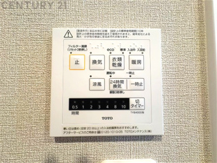 常に新鮮な空気を室内に供給し、室内の換気を効果的に行います。湿気やニオイ等を排出し、健康な環境を維持。快適な室内温度と湿度を調整し、エネルギー効率も向上。居住空間の快適性と健康面の改善が期待できます。