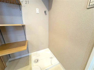 洗濯物の仕分け作業がしやすく、整理整頓が容易になります。洗濯音や湿気を他の部屋に持ち込まず、生活環境を快適に保ちます。上部を活用すれば収納スペースを確保でき洗剤や洗濯用品の整理もしやすくなります。