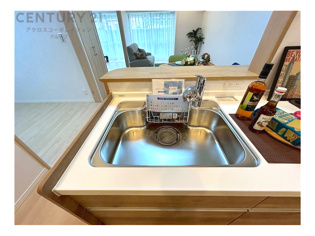 大きなシンクでお鍋などの大きな調理器具を洗う際にも便利です。
