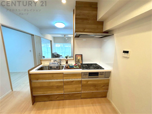 シンプルなデザインと使いやすさを兼ね備えた対面式システムキッチンは、効率的な作業スペースを提供し、家族やゲストとのコミュニケーションを促進します。