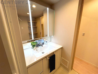 化粧品や洗顔料、歯ブラシなどの必需品をまとめて置ける収納スペースがあり、使用するたびに取り出す手間が省けます。また、水回りのため、濡れても大丈夫な素材が使用されており、お手入れが簡単です。