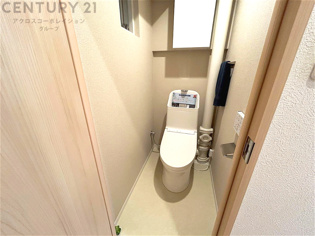 温水洗浄便座付トイレは温水洗浄機能により、暖かい水でおしりを洗浄することができ、冷たい水を使う従来の便座に比べ、温水洗浄機能で暖かいトイレを提供し、快適な使用を可能にします。