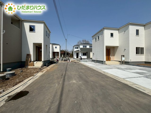 深谷市小前田　第4　新築一戸建て　リーブルガーデン　06の前面道路含む現地写真|前面道路約6ｍ☆彡
車の出し入れも安心な広さ！