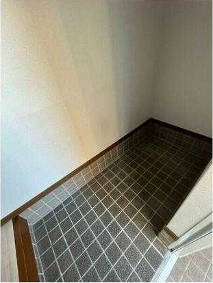 DUPLEX EXCE B棟の玄関