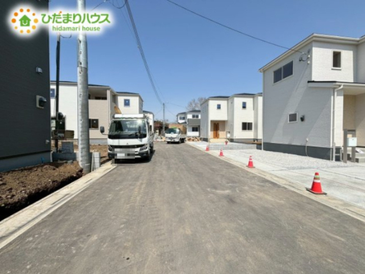 深谷市小前田　第4　新築一戸建て　リーブルガーデン　07の前面道路含む現地写真