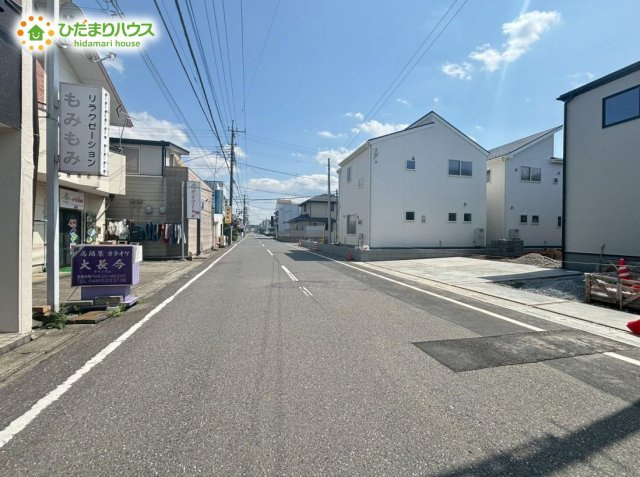 熊谷市美土里　第3　新築戸建　リーブルガーデン　03の前面道路含む現地写真|前面道路は約8メートル！車のすれ違い問題ありません！