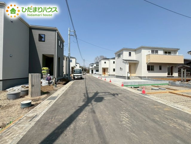 深谷市小前田　第4　新築一戸建て　リーブルガーデン　08の前面道路含む現地写真|前面道路幅6ｍ☆
車の出入りもラクラクできちゃいます(^^♪

