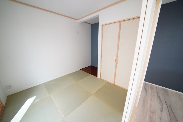新築　高崎市江木町10区画　10号棟の和室|現地写真　リビング隣の和室はお子様の遊び部屋としてもちょうどいいですね♪							
