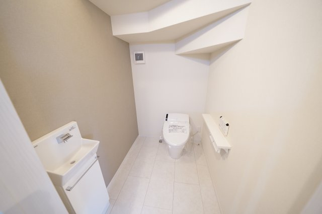 新築　高崎市江木町10区画　10号棟のトイレ|現地写真　贅沢な広さのトイレルームは落ち着くアクセントクロス仕様♪