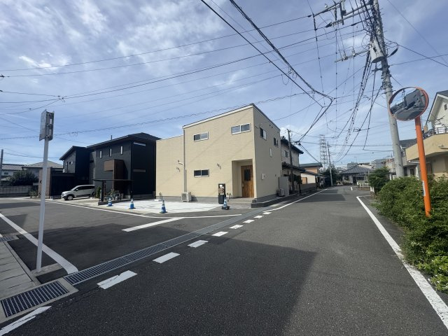新築　高崎市江木町10区画　10号棟の前面道路含む現地写真|現地写真　分譲地内の広々6ｍ道路で駐車もしやすいです♪