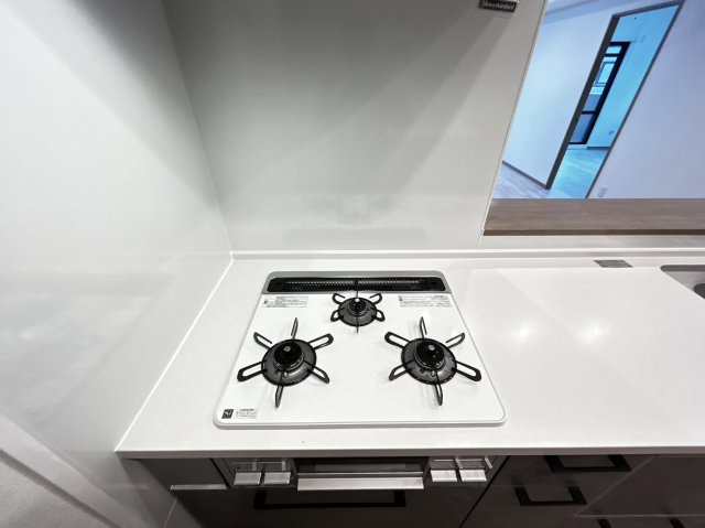 ライオンズマンション六甲口のキッチン|3口コンロですので、効率的に家事が行えそうです。