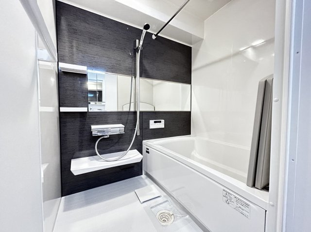 ライオンズマンション六甲口の浴室|ゆったり空間の浴室。バスタブではお子様と一緒に足を伸ばしてゆっくりできそうです。浴室乾燥が出来るので雨の日でも安心ですね。