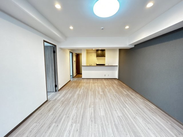 ライオンズマンション六甲口の居間・リビング|南向きのLDK約１８帖の広々空間で、家具のレイアウトも自由にできそうです。