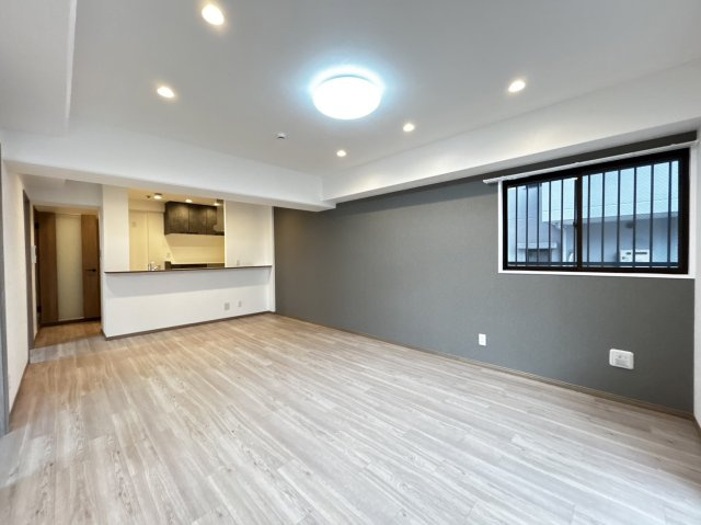 ライオンズマンション六甲口の居間・リビング|お料理中の奥様ともお互いの姿を見ながらコミュニケーションがとれる広々リビング。