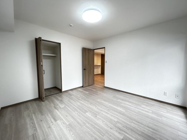 ライオンズマンション六甲口の洋室|洋室約８帖のお部屋で、主寝室としてお使いいただけます。バルコニーへもアクセス可能です。