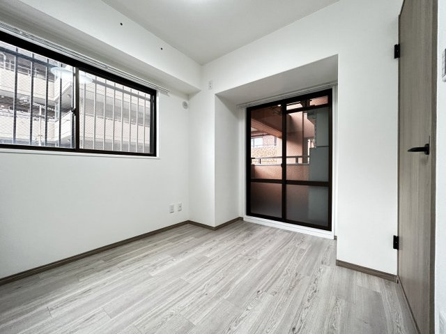 ライオンズマンション六甲口の洋室|洋室約５．１帖のお部屋で北側バルコニーがついております。