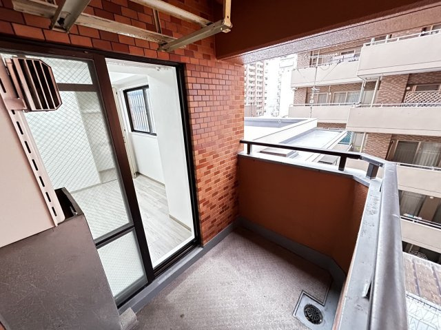 ライオンズマンション六甲口のバルコニー|洋室約５．１帖からアクセス可能なバルコニーです。