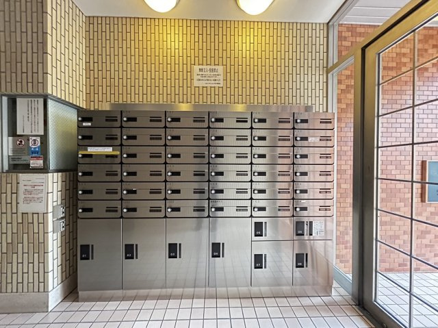 ライオンズマンション六甲口の設備|郵便受け下側に宅配ボックスが付いており、不在の間でもお荷物お受け取り可能です。