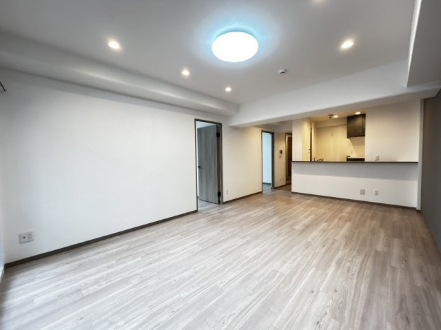 ライオンズマンション六甲口の居間・リビング|LDK約１８帖の広々空間で、家具のレイアウトも自由にできそうです。