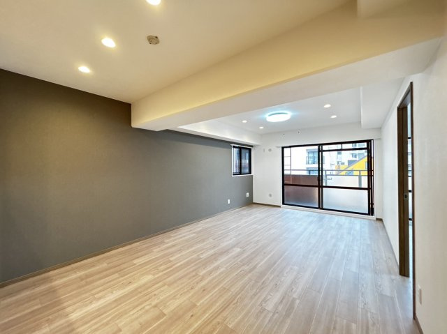 ライオンズマンション六甲口の居間・リビング|南向きのLDK18帖。大きな窓から気持ちの良い日差しが差し込みます。