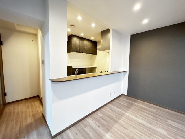 ライオンズマンション六甲口のキッチン|家族を見守れる見晴らしのいいキッチン。キッチンにいてもお互いの姿が見えるから、家事をしながら見守り、会話ができます。子供たちも安心して宿題や遊びに集中！