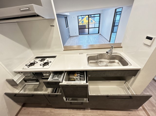 ライオンズマンション六甲口のキッチン|サッと取れてスッとしまえるストレスフリーのキッチン収納。
こまごました調味料やキッチンツールも機能的に収納できる引き出し収納。調理作業もはかどります。