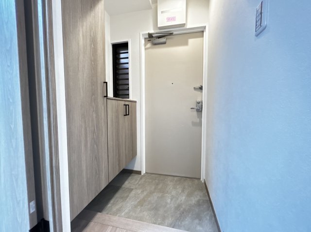 ライオンズマンション六甲口の玄関|シューズ収納スペース完備。