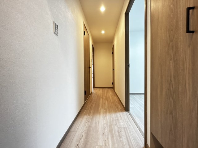 ライオンズマンション六甲口の玄関|玄関から廊下のお写真です。