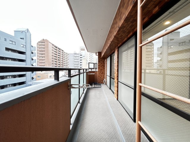 ライオンズマンション六甲口のバルコニー|リビング、主寝室両方から出入口出来るバルコニー。南向きのバルコニーですので、陽当り良好です。