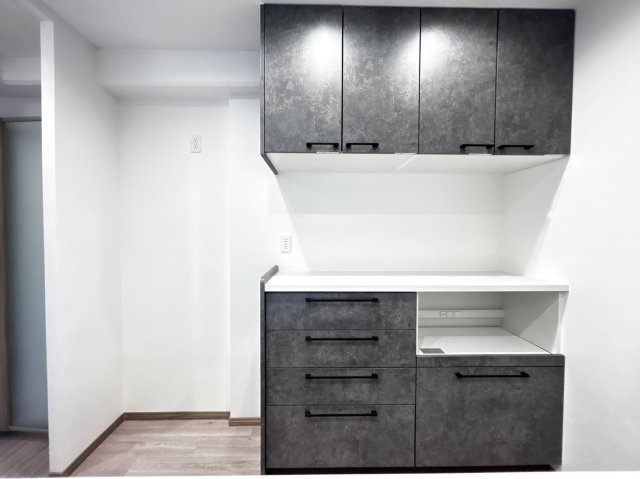 ライオンズマンション六甲口のその他|キッチン背面収納です。充実した収納スペースで、炊飯器等も置いていただけます。隣りのスペースには冷蔵庫を置いていただけます。