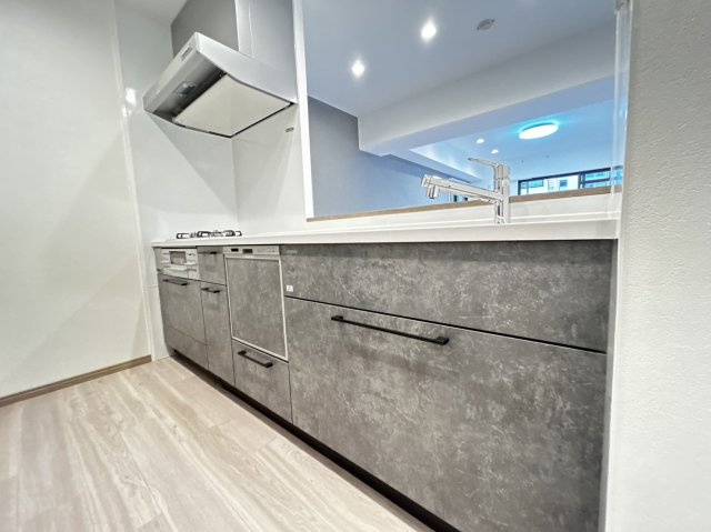 ライオンズマンション六甲口のキッチン|食洗器付きのキッチンで、家事の時短となり時間の有効活用ができそうです。