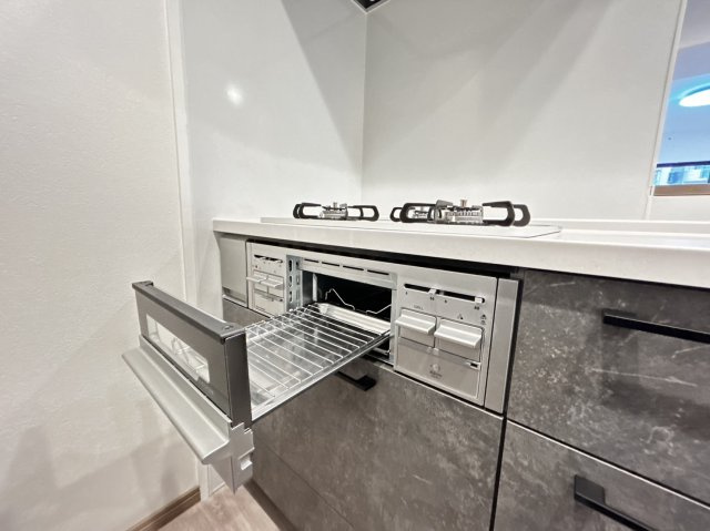 ライオンズマンション六甲口のキッチン|グリルがついているので、魚料理も気軽に楽しめそうです。