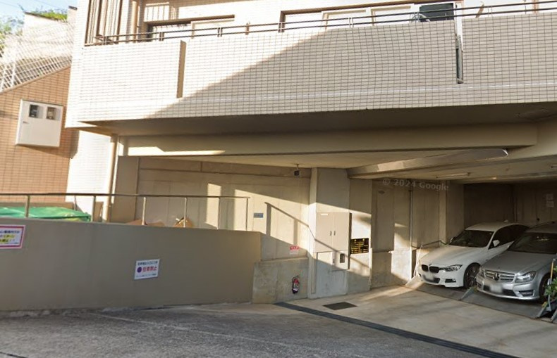 生駒市仲之町の賃貸マンションの駐車場