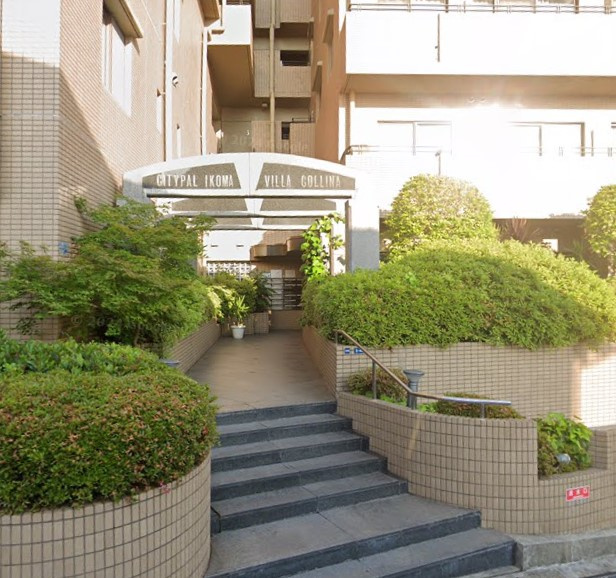 生駒市仲之町の賃貸マンションのエントランス