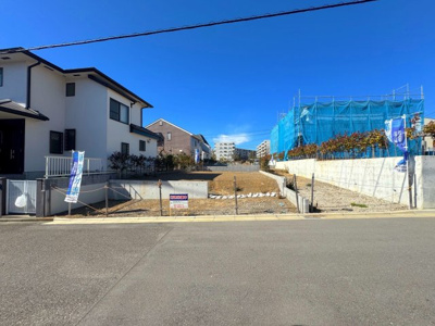 【外観】 | 開発分譲地内の２区画販売【売主直営会社販売物件】／藤沢市大庭 | 区画整理された美しい分譲地。
区画①は約40坪、区画②は約41坪とゆとりの広さで、お客様のマイホーム建築を理想のものへと近づけます。
現地（2025年2月）撮影