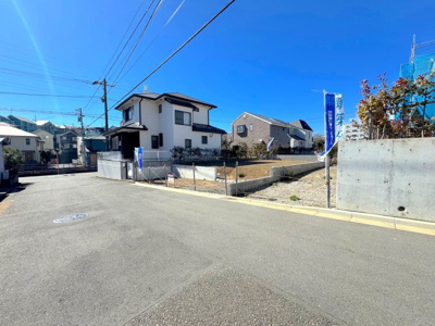 【前面道路含む現地写真】 | 開発分譲地内の２区画販売【売主直営会社販売物件】／藤沢市大庭 | 前面道路は約5.9mと広い公道に面しております。道路との高低差もほとんどなく、駐車もしやすい快適な地形です。
また住宅地内のため、交通量も少なく、お子様との暮らしも安心なものに。
2025年2月撮影