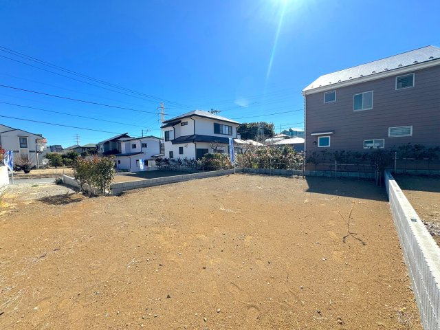 開発分譲地内の２区画販売【売主直営会社販売物件】／藤沢市大庭の前面道路含む現地写真|区画②
マイホームが建築される土地部分は陽当たり良好です。
現地（2025年2月）撮影