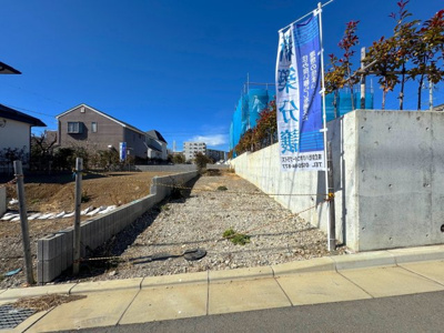 【前面道路含む現地写真】 | 開発分譲地内の２区画販売【売主直営会社販売物件】／藤沢市大庭 | 区画②正面より撮影
前面道路と接している約3mとなります。車2台を駐車（縦列）しても、通路部分にゆとりがございます。
現地（2025年2月）撮影