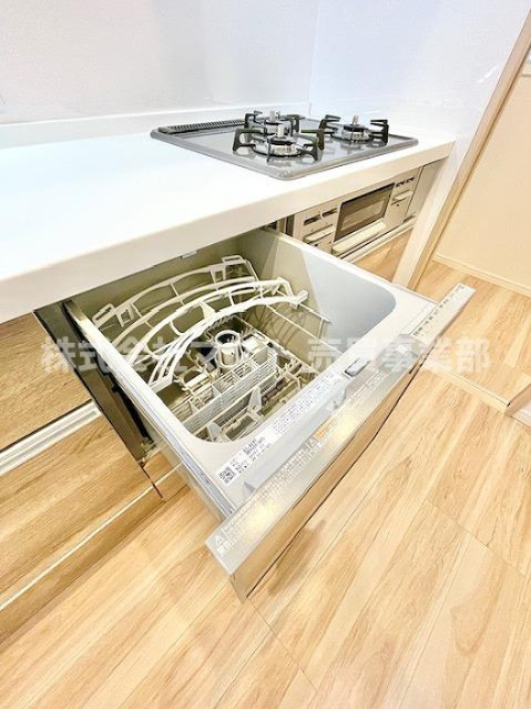 ローレルハイツ北天満1号棟のキッチン|◆食後の片付けもスイッチひとつ◎家事の負担を軽減し、家族との時間をゆったり過ごせます♪ 